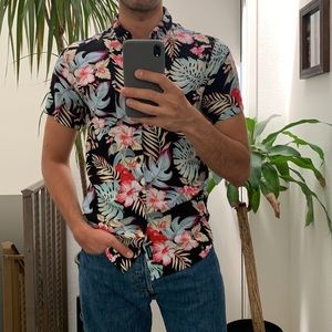 Tropical Hawaiian Shirt Size M, NEVER WORN, Light Rayon material